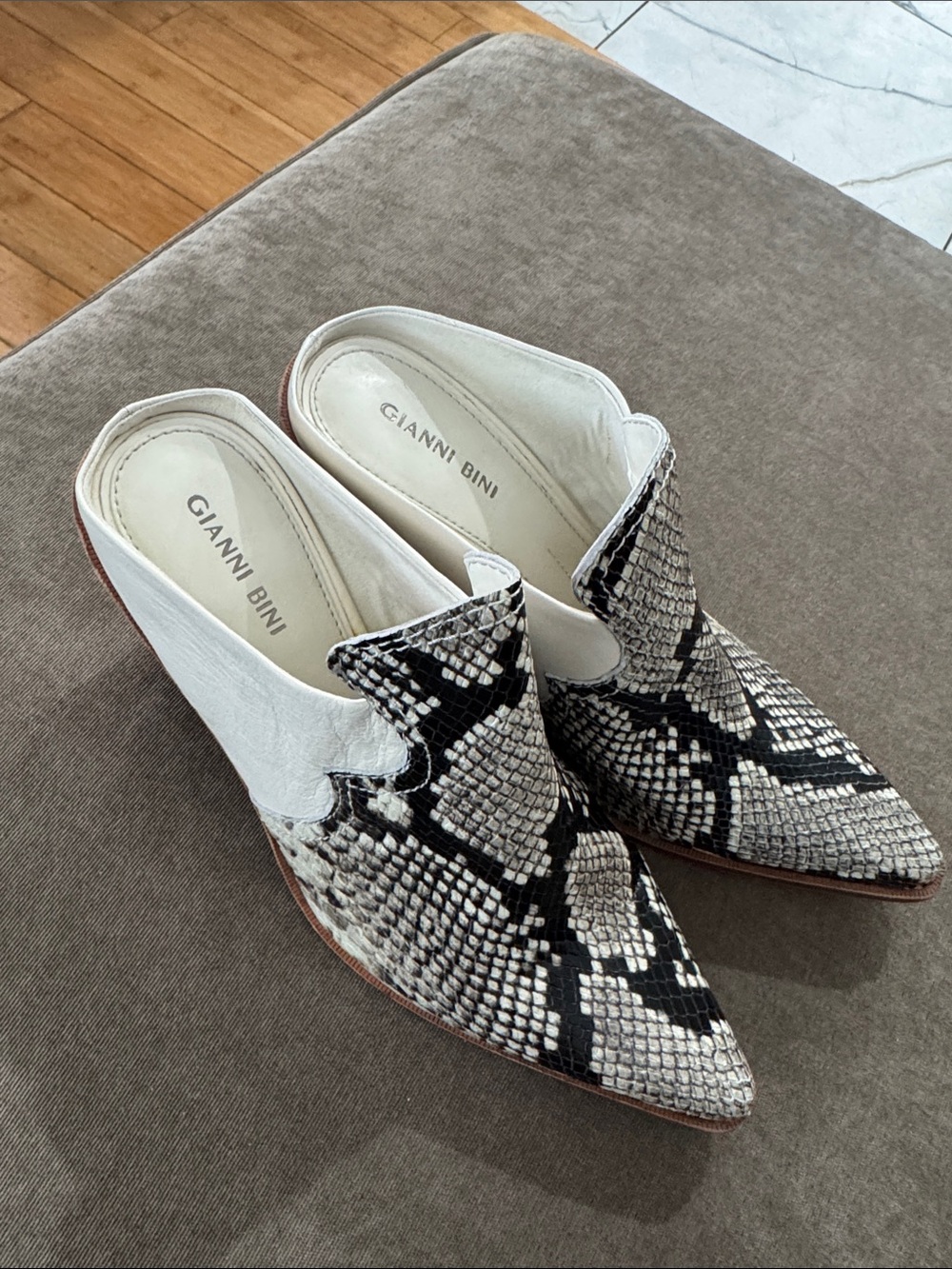 Gianni Bini Black & White Snake-Print Pointed Mules